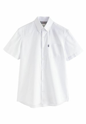Korte mouw witte shirt gemaakt van een katoenmix, met een button-down kraag, borstzak en een subtiele geprinte binnenkant van de hals.
