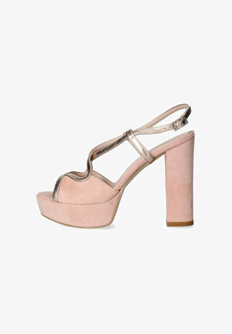 Sandali platform in suede rosa pallido con una ampia cintura metallica dorata sul davanti e alla caviglia. Tacco quadrato e superficie liscia.