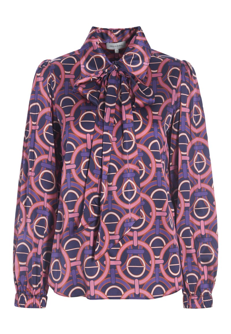 Langemouw blouse van een zijdezachte stof met een marineblauwe achtergrond en roze en paarse cirkelpatronen, een striknek en Gathered cuffs.