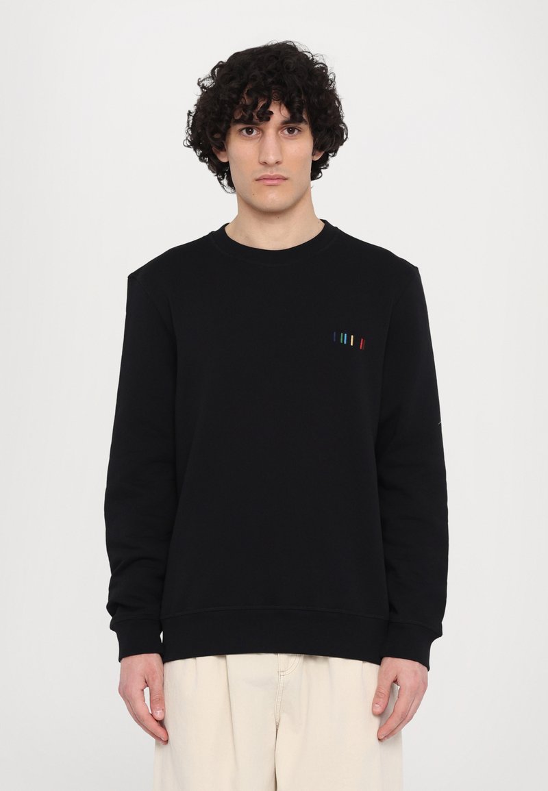 Sort sweatshirt med ribbede ærmer og kant. Har et lille brystdesign med lodrette striber i rød, grøn, blå og hvid. Blødt stof.