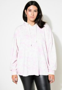 Helles rosa Tie-Dye-Hoodie mit lockerer Passform und Kordelzugkapuze, ausgestattet mit langen Ärmeln und einem roh geschnittenen Saum, kombiniert mit schwarzen Lederleggings.