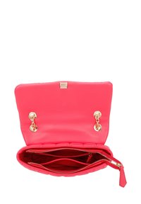 Borsa a mano in pelle fucsia con un design strutturato, hardware dorato e interno con zip. Presenta due scomparti interni e una texture liscia.