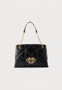 Μαύρη τσάντα tote από κεντημένο συνθετικό δέρμα με χρυσές αλυσίδες ως λουριά και έντονο χρυσό λογότυπο της μάρκας μπροστά. Διαθέτει απαλή υφή και δομημένο σχήμα.