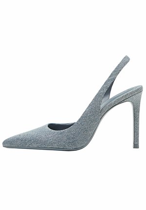 Chaussure à talon haut à bride arrière et bout pointu en tissu gris texturé avec talon aiguille fin sur fond blanc.