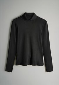 Maglietta nera a maniche lunghe con colletto alto realizzata in tessuto morbido ed elasticizzato. Presenta un design aderente con texture a coste e un colletto elevato.