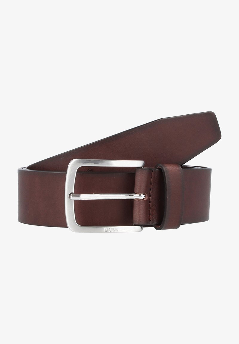 Ceinture en cuir marron avec une texture lisse, boucle rectangulaire en argent et coutures renforcées, présentant une extrémité pointue et un design minimaliste.