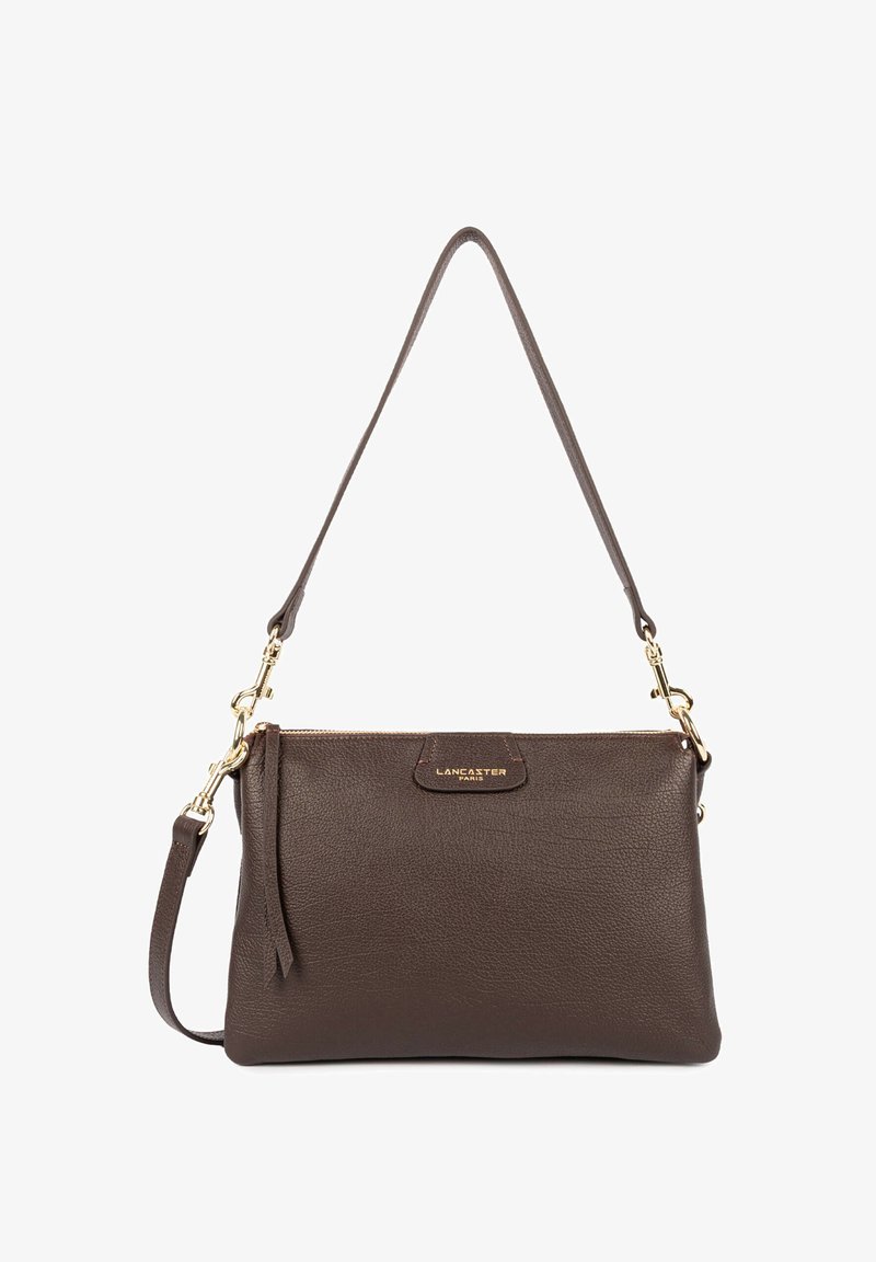 Sac à bandoulière Lancaster Paris en cuir marron foncé avec quincaillerie dorée et bandoulières réglables et amovibles.