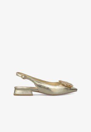 Gouden metallic slingback schoen met een puntige neus, lage vierkante hak en decoratieve versiering op de neus. Gladde textuur en glanzende afwerking.