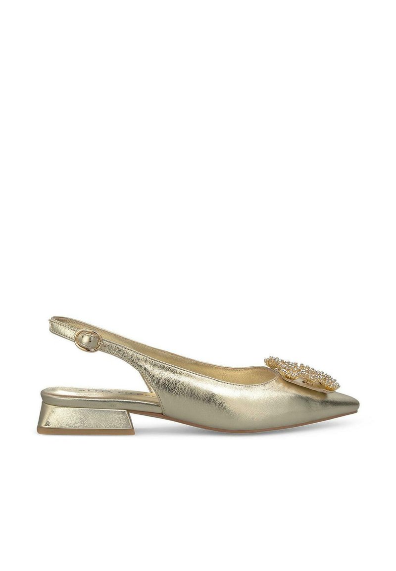 Goldfarbener metallischer Slingback-Schuh mit spitzer Zehenform, niedrigem quadratischem Absatz und dekorativer Verzierung an der Zehe. Glatte Textur und glänzende Oberfläche.