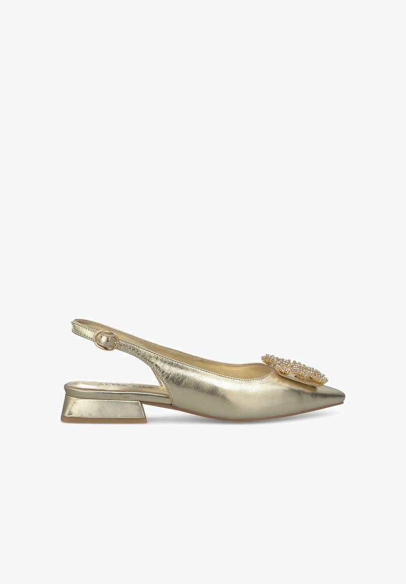 Goldfarbener metallischer Slingback-Schuh mit spitzer Zehenform, niedrigem quadratischem Absatz und dekorativer Verzierung an der Zehe. Glatte Textur und glänzende Oberfläche.