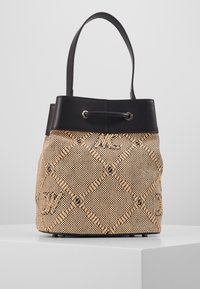 Värvet väskan med svart läderöverdel och handtag, som har en beige kropp med diamantmönster och logotypaccent.