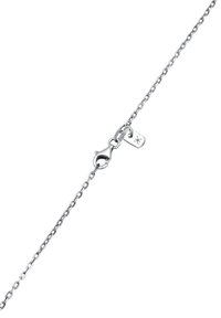 Silberne Kettenarmband mit einem Karabinerhaken und einem kleinen Anhänger mit eingraviertem Sternendesign. Die Kette besteht aus verbundenen ovalen Formen.