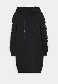 Svart lång hoodieklänning med framficka, dragsko på huvan och vit text på ärmarna som stavar "REPLAY".