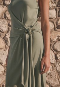 Next TIESIDE SLEEVELESS REGULAR FIT - Jerseyklänning - khaki green
