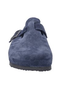 Marineblauwe suède schoen met een ronde neus, verstelbare band en een gerepatternde rubberen zool. Bevat uitsparingen aan de zijkanten voor ventilatie.