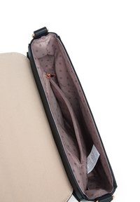 Černá strukturovaná taška s hladkým povrchem; růžová podšívka s puntíky. Obsahuje vnitřní zipovou kapsu a texturovaný popruh pro lepší úchop.