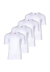Cztery białe t-shirty z krótkim rękawem wykonane z bawełny. Każdy ma okrągły dekolt i prezentuje czerwoną metkę w pobliżu szyi. Prosty i nieozdobiony design.