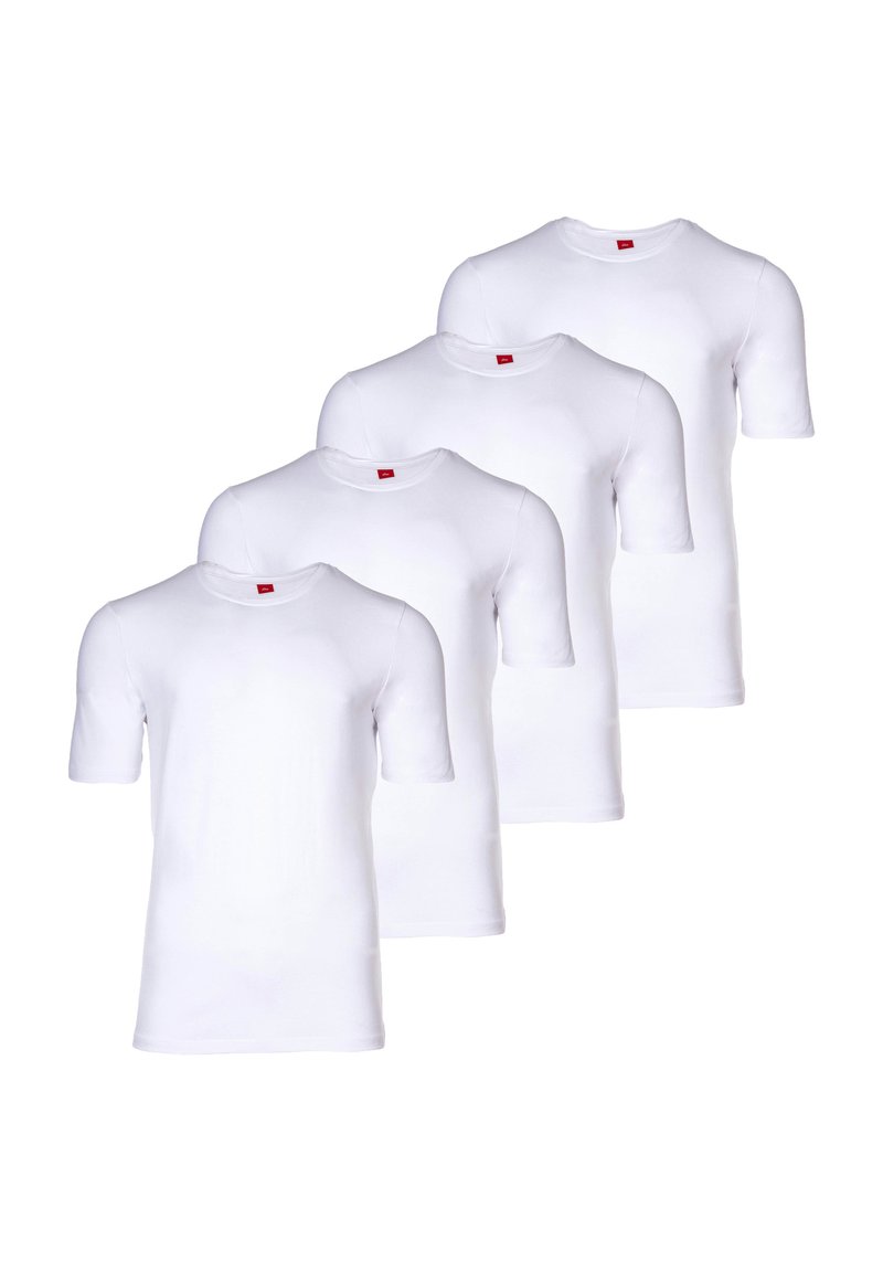 Cztery białe t-shirty z krótkim rękawem wykonane z bawełny. Każdy ma okrągły dekolt i prezentuje czerwoną metkę w pobliżu szyi. Prosty i nieozdobiony design.