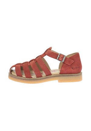 Sandalia de ante roja con múltiples tiras y una hebilla ajustable. Presenta una plantilla beige y una suela de goma de color claro, ofreciendo un diseño de punta abierta.