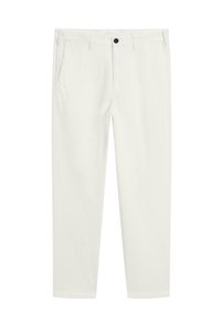 Pantalon en coton blanc avec une coupe droite, doté d'une fermeture à un bouton noir, de poches latérales et de détails de couture soignés.