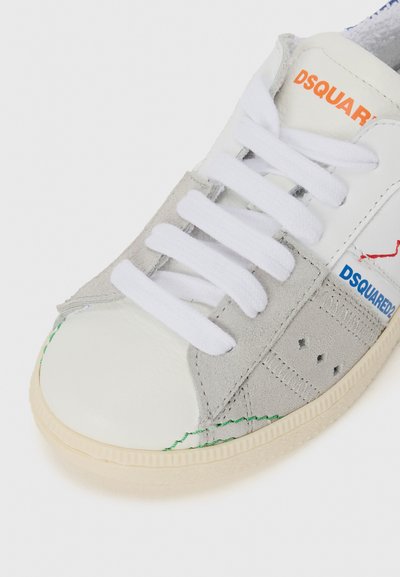 Baskets en cuir blanc avec des accents en suede gris, dotées de lacets blancs, de détails en couture verte et du logo "DSQUARED2" en bleu.