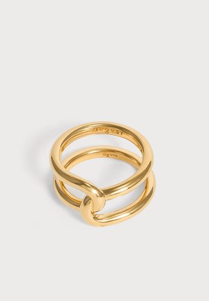Anillo de doble banda de oro con diseño de nudo entrelazado, acabado pulido liso y grabados interiores en un fondo blanco.