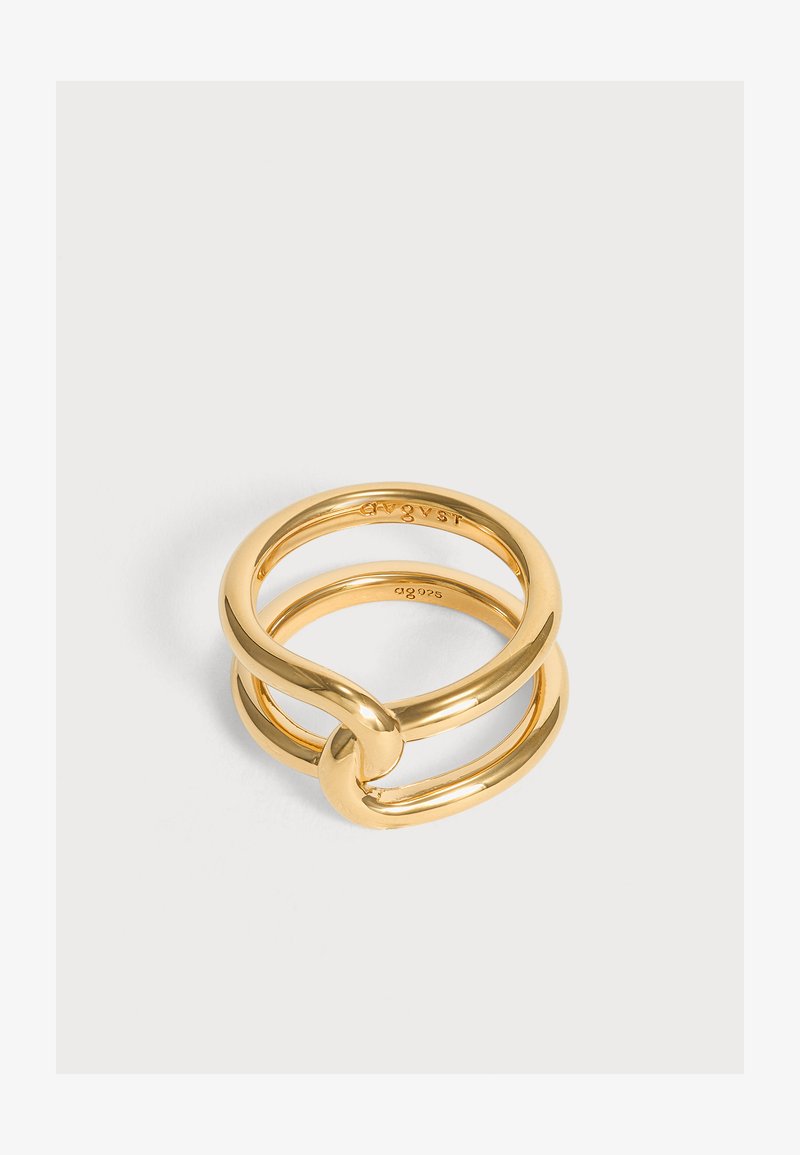 Bague à double bande en or avec un design de nœud torsadé, finition polie lisse et inscriptions gravées à l'intérieur sur fond blanc.