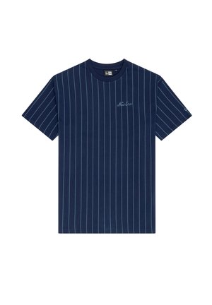 T-shirt bleu marine en coton, avec des rayures verticales bleu clair et un petit logo "New Era" sur la poitrine. Manches courtes.
