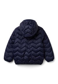 Námětově modrá puffová bunda s chevronovým prošíváním, odnímatelnou kapucí a elastickými manžetami. Lehká, hladká textura, viditelné švy.