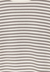 Gros plan de rayures horizontales alternées gris clair et blanc sur tissu, créant un motif cohérent.