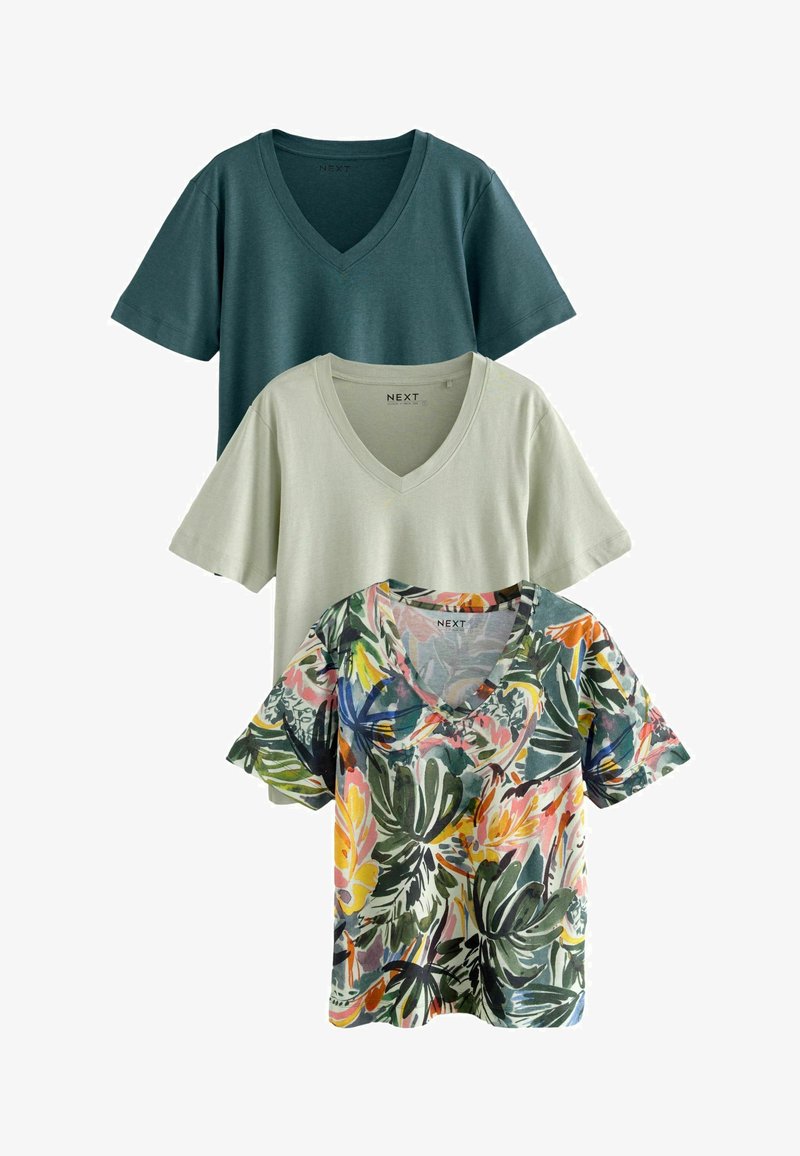 Drei V-Ausschnitt-T-Shirts: eines in Dunkelgrün, eines in Hellgrün und eines mit einem mehrfarbigen tropischen Blattmuster auf weißem Hintergrund.