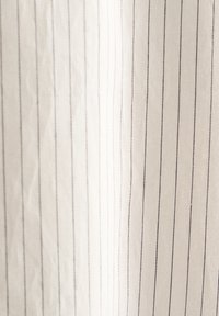 Baumwollstoff mit vertikalen, hellgrauen und dunkelgrauen Streifen. Glatte Textur und leicht, geeignet für verschiedene Bekleidungsanwendungen.