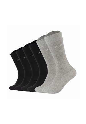 Fünf Paare schwarze Socken und zwei Paare graue Socken nebeneinander angeordnet, die die volle Länge und Bündchendetails zeigen.