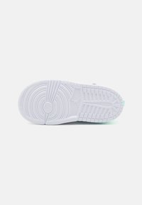 Jordan JORDAN 1 LOW - Joggesko - white/black/green glow