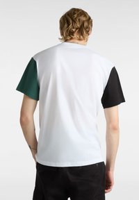 Kurzarm-T-shirt mit einem weißen Körper und grünen sowie schwarzen Ärmeln. Aus Baumwolle gefertigt, bietet es einen entspannten Schnitt und einen klassischen Rundhalsausschnitt.