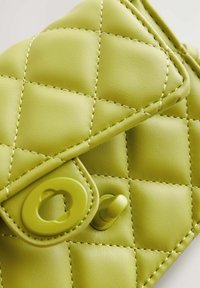 Next QUILTED - Axelremsväska - lime green