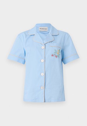 Camicia azzurro chiaro a maniche corte con colletto, dotata di taschino sul petto e ricami floreali multicolori, rifinita con piping a contrasto.