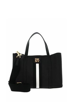 Sac à main noir DKNY avec bande verticale blanche, ferrures dorées, double poignée et bandoulière amovible sur fond blanc.