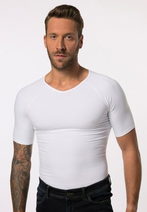 Hvid kortærmet tætsiddende t-shirt lavet af strækbart materiale, med en rund halsudskæring og en jævn tekstur. Båret sammen med mørk denim jeans.