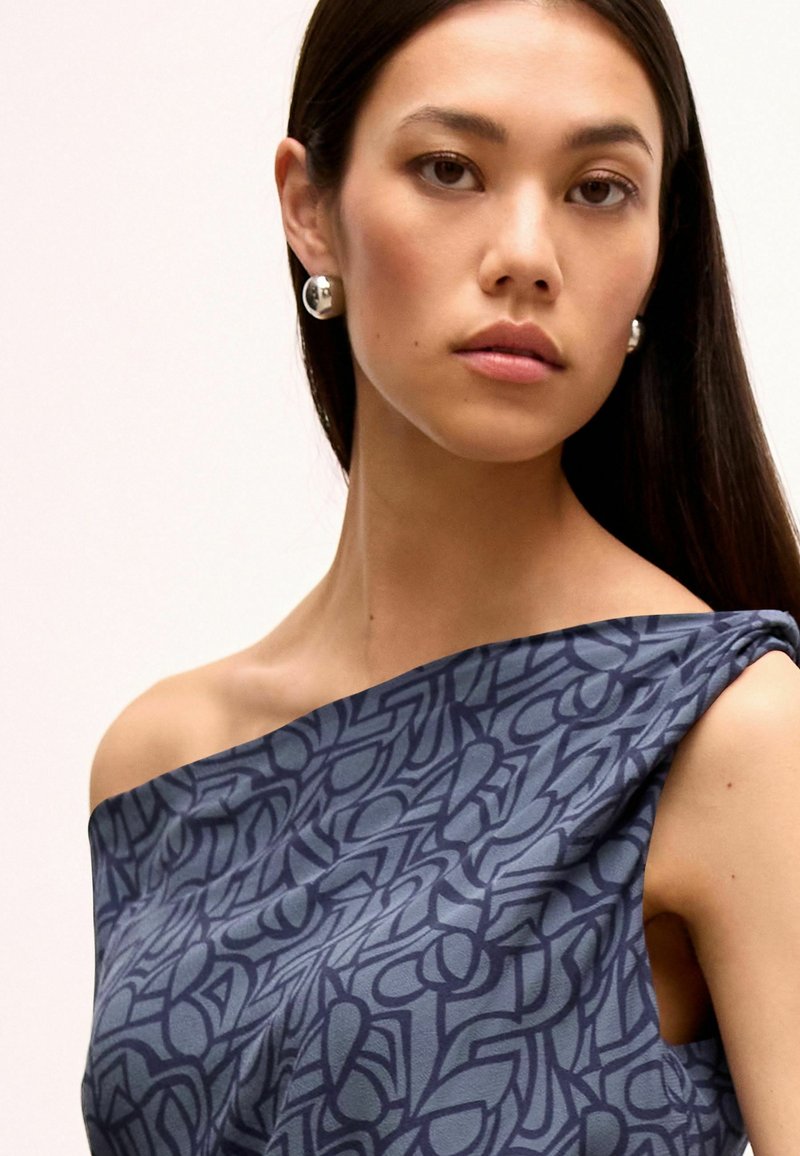 Next SLEEVELESS KNOT SHOULDER COLUMN TALL REGULAR FIT - Maxi šaty - blue navy geometric