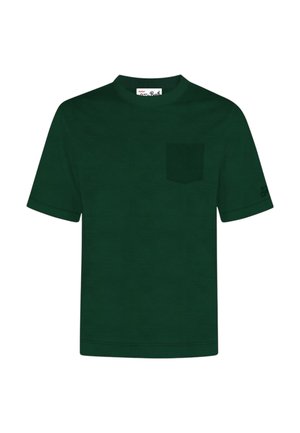 T-shirt verde scuro a maniche corte con una texture, una piccola tasca sul petto e scollo rotondo.