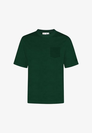T-shirt verde scuro a maniche corte con una texture, una piccola tasca sul petto e scollo rotondo.