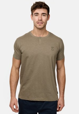Olivgrünes, kurzärmeliges T-Shirt mit Rundhalsausschnitt, zwei Knöpfen und kleinem Logo auf der linken Brust. Weicher, texturierter Stoff.