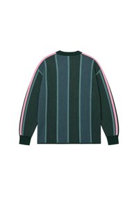 Pull en maille à manches longues avec des rayures verticales vert foncé et bleu, avec des rayures roses le long des manches et des poignets côtelés.