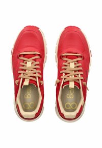 Un paio di scarpe sportive rosse con lacci beige, suole beige e suole interne con marchio, viste dall'alto su uno sfondo bianco.