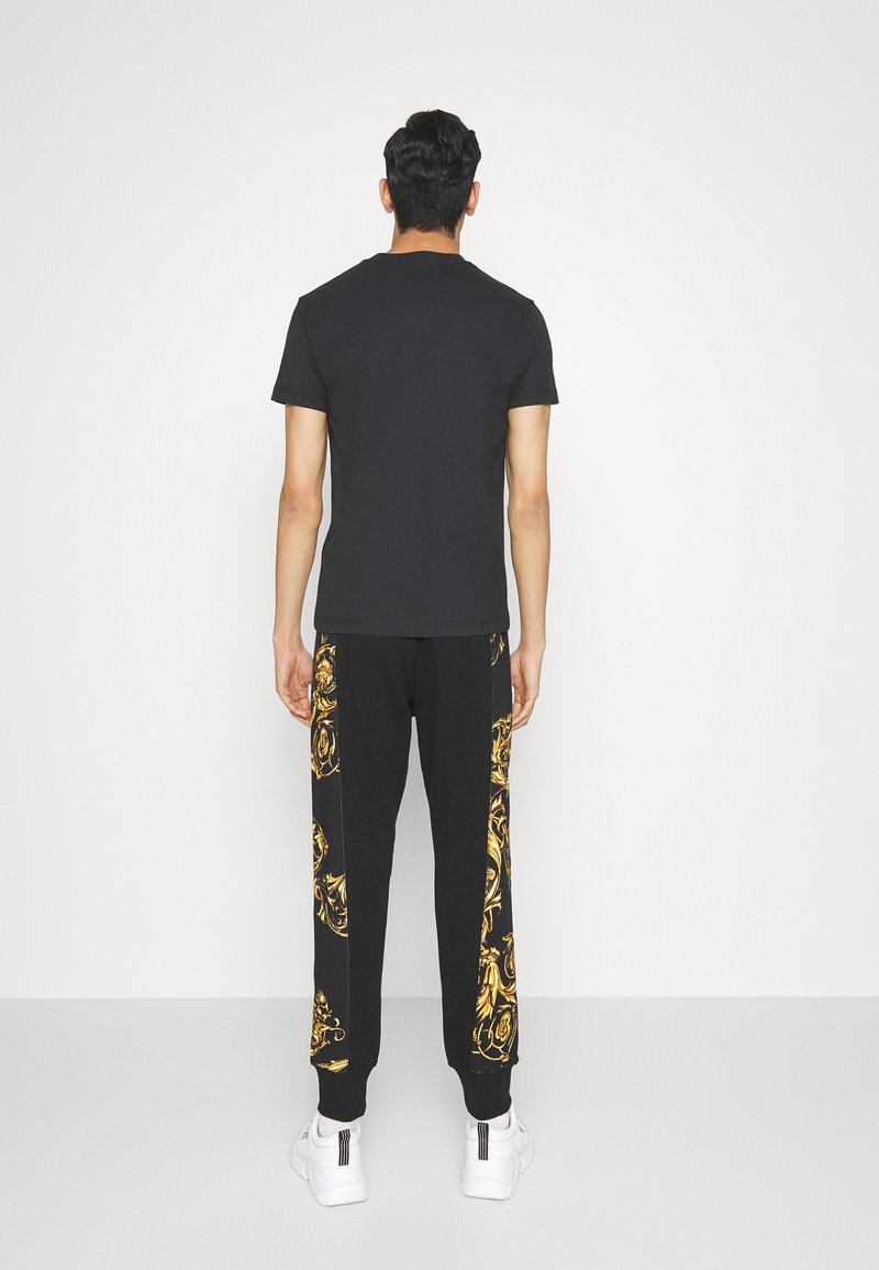 Herren Trainingsanzüge | Versace Jeans Couture GARLAND Jogginghose black/schwarz - WS26341 Herren Trainingsanzüge | Versace Jeans Couture GARLAND Jogginghose black/schwarz - WS26341