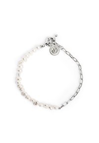 Pulsera de perlas de agua dulce blancas con un cierre de toggle de plata, que presenta un charm redondo y un diseño combinado de perlas y eslabones de cadena.