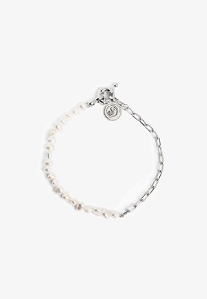 Bracelet en perles d'eau douce blanches avec un fermoir à bascule en argent, orné d'un charme rond et d'un design mélangé de perles et de maillons de chaîne.