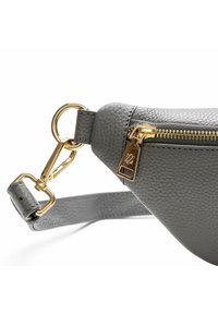 Graue Lederhandtasche mit strukturiertem Finish, ausgestattet mit Hardware in goldfarben, einem Reißverschluss und einem abnehmbaren Tragegurt mit Karabinerhaken.