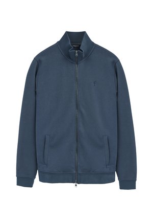 Chaqueta azul marino con cremallera, cuello alto, dos bolsillos delanteros, puños y bajo acanalados, y pequeño logo bordado en el pecho izquierdo.